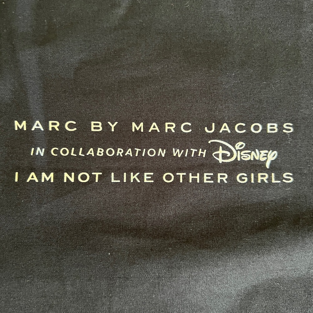MARC BY MARC JACOBS X DISNEY Alice In Wonderland Tote & Pouch - Picture 14 of 15